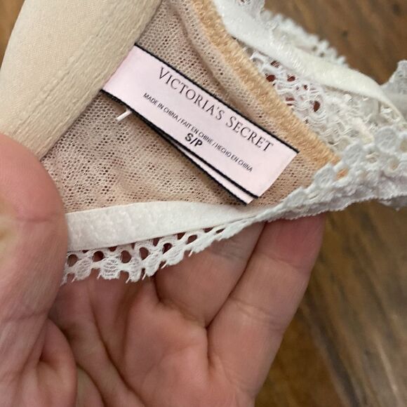 Victorias Secret Cream Lace Softshell Bralette - Picture 6 of 8